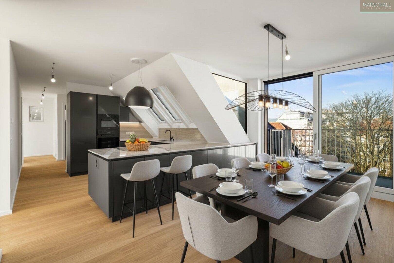 Moderne offene Küche mit dunklen Schränken, Kücheninsel und Essbereich mit Dachterrassenzugang.