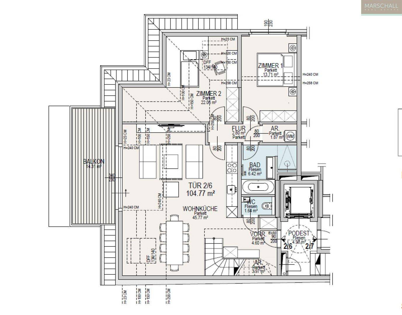 Grundriss der oberen Etage mit Wohnküche, zwei Zimmern, Bad und Balkon.