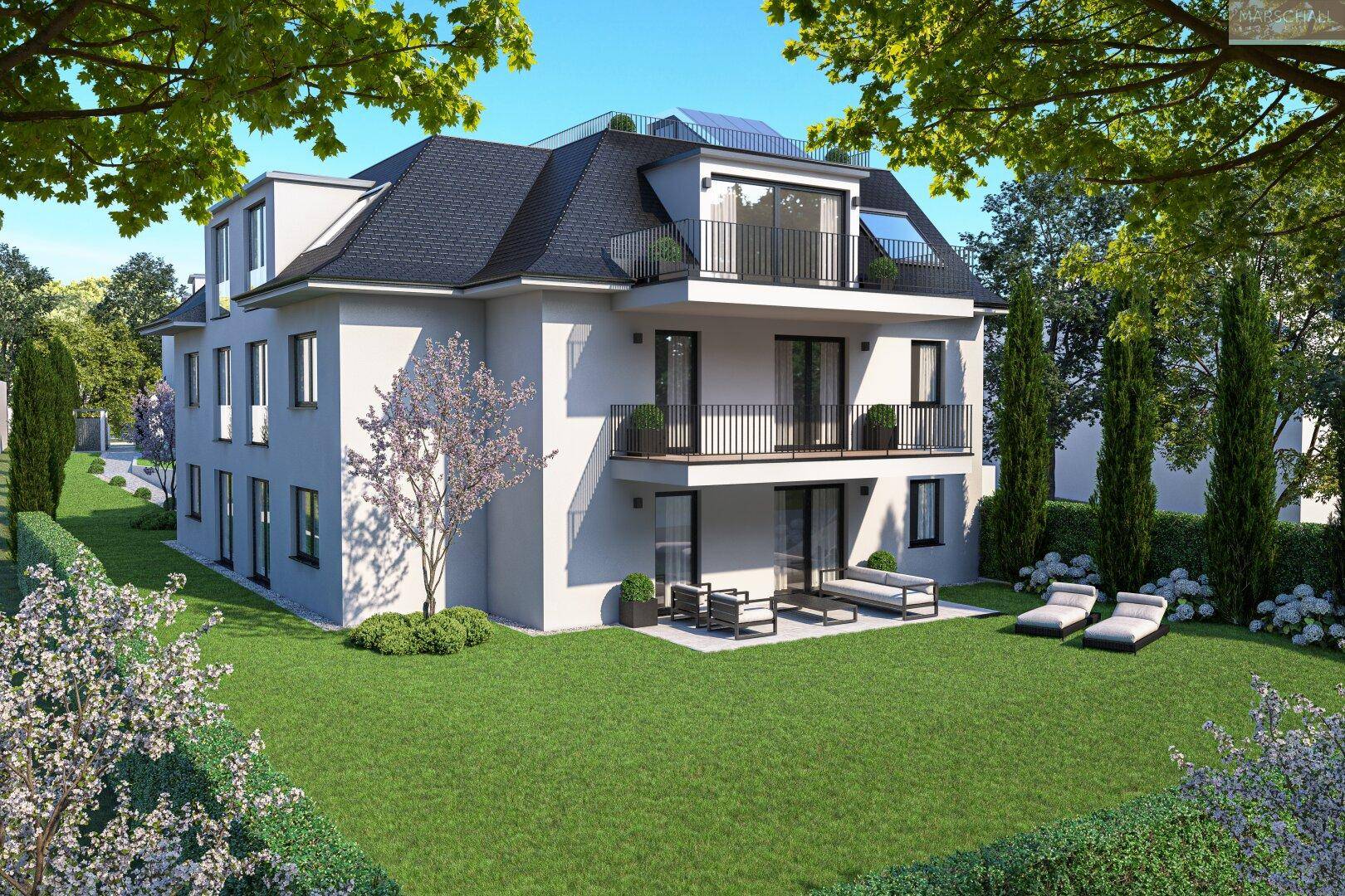 Rückansicht des modernen Gebäudes mit großem Garten, Terrasse und Dachterrasse unter blauem Himmel.