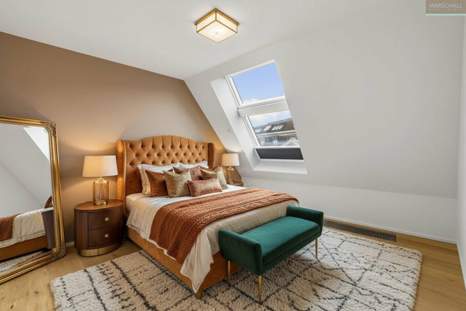 Gemütliches Schlafzimmer mit Doppelbett, Holzboden und Dachfenster für natürliches Licht.