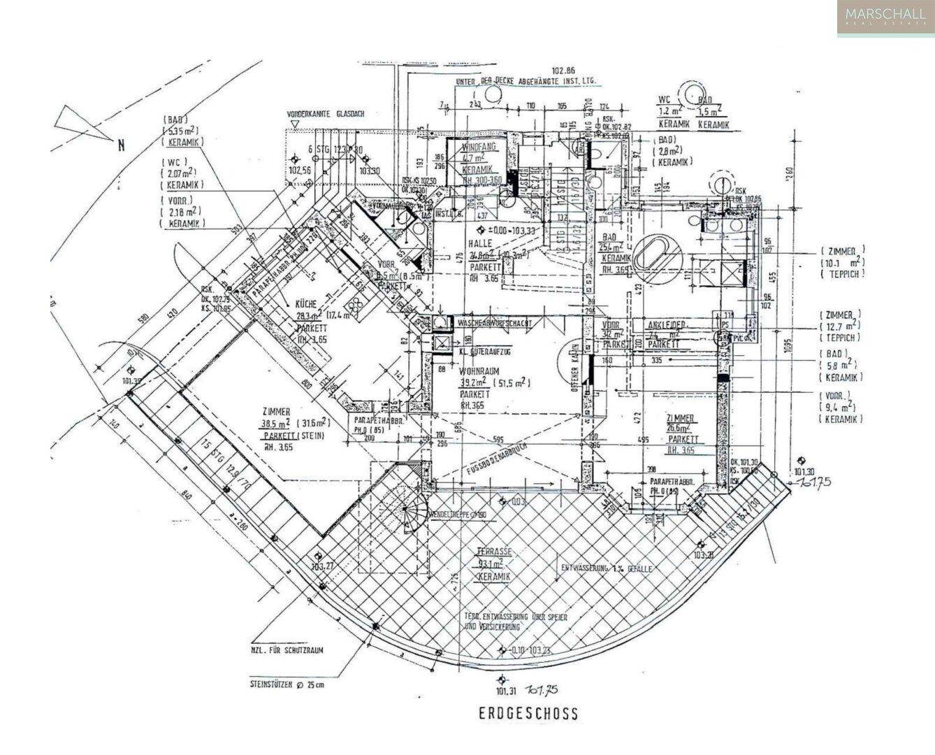 Grundriss des Erdgeschosses mit Raumaufteilung, Terrasse und verschiedenen Bodenbelägen.