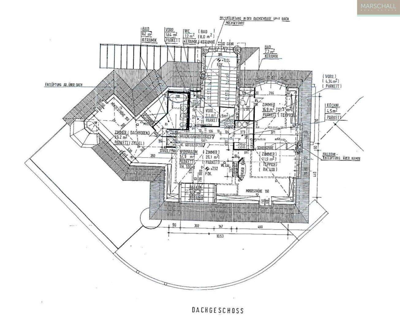 Grundriss des Dachgeschosses mit Wohnraum, Schlafzimmern, Bädern und Zugang zu Balkon und Terrasse.
