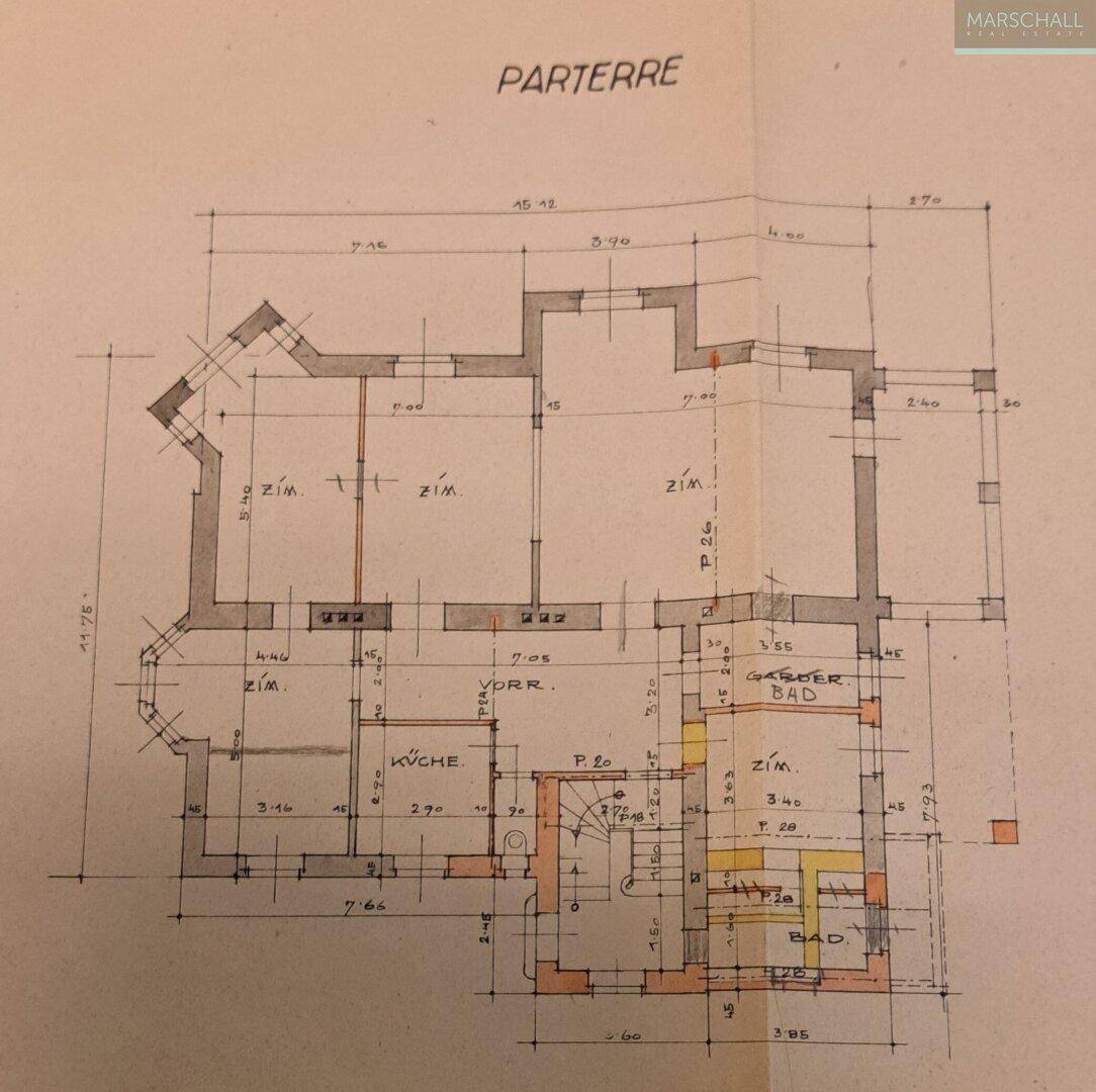 Detaillierter Grundriss des Erdgeschosses mit mehreren Zimmern, Küche und Bädern.