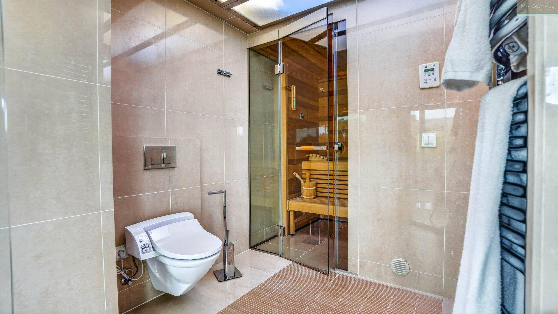 Modernes Badezimmer mit wandhängendem WC und einer integrierten Sauna für Entspannung.
