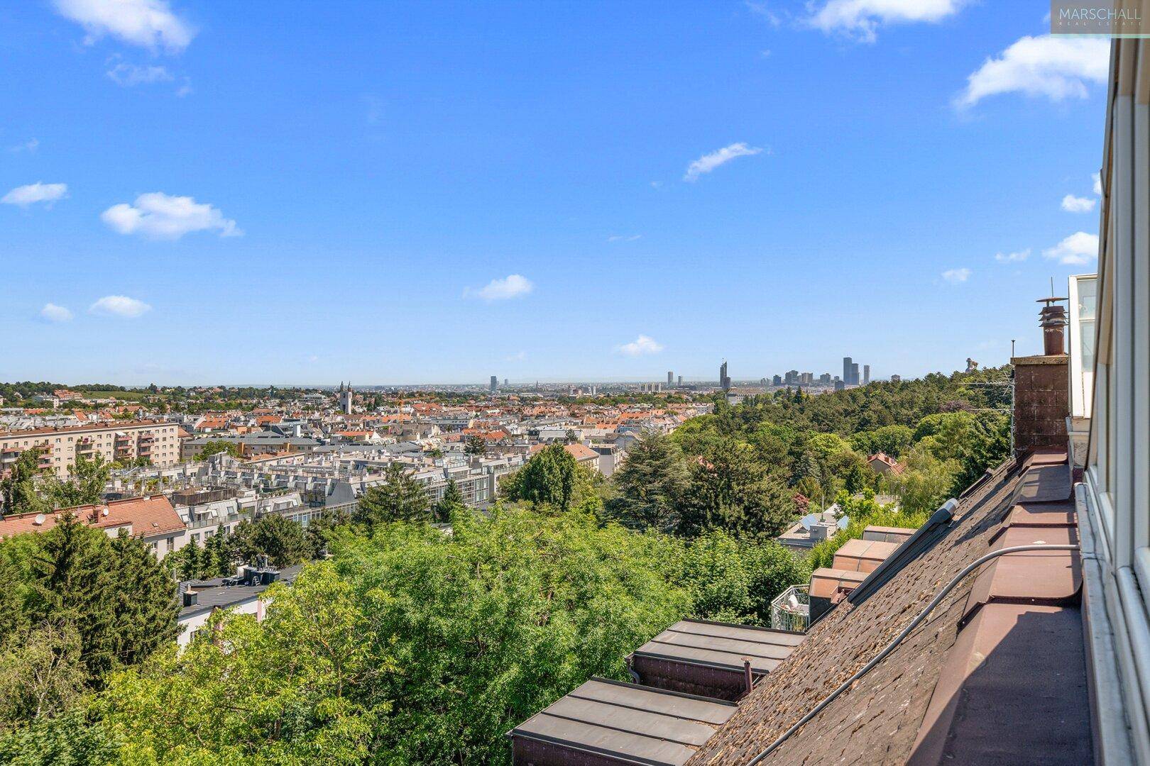 Panoramablick von der Dachterrasse über die Stadt und die umliegende Landschaft.