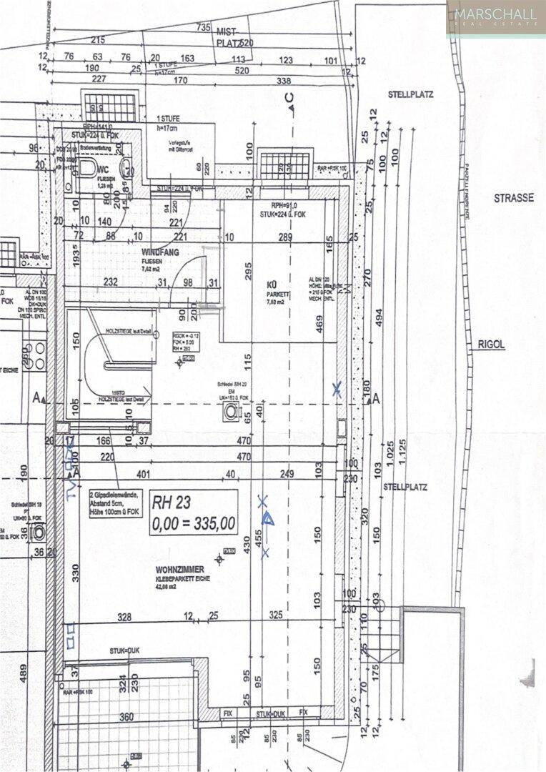 Detaillierter Grundriss des Erdgeschosses mit Wohnzimmer, Bad und Stellplatz.