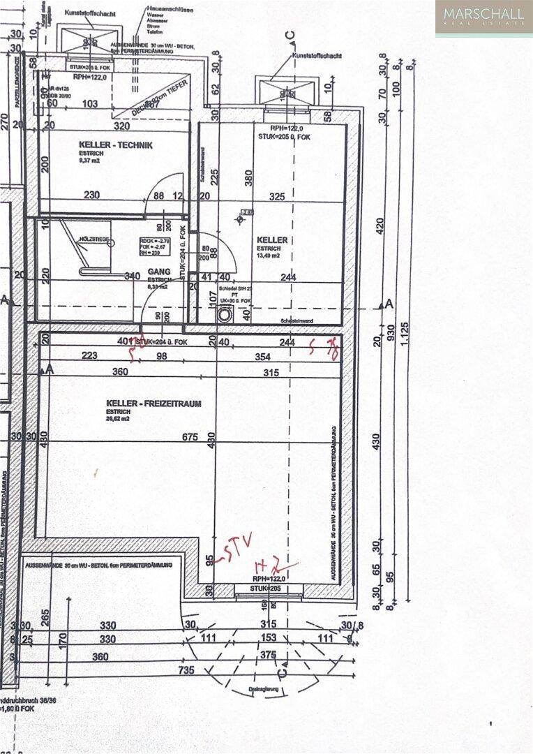 Grundriss des Kellergeschosses mit Technikraum, Lagerkeller und einem ausgebauten Freizeitraum.