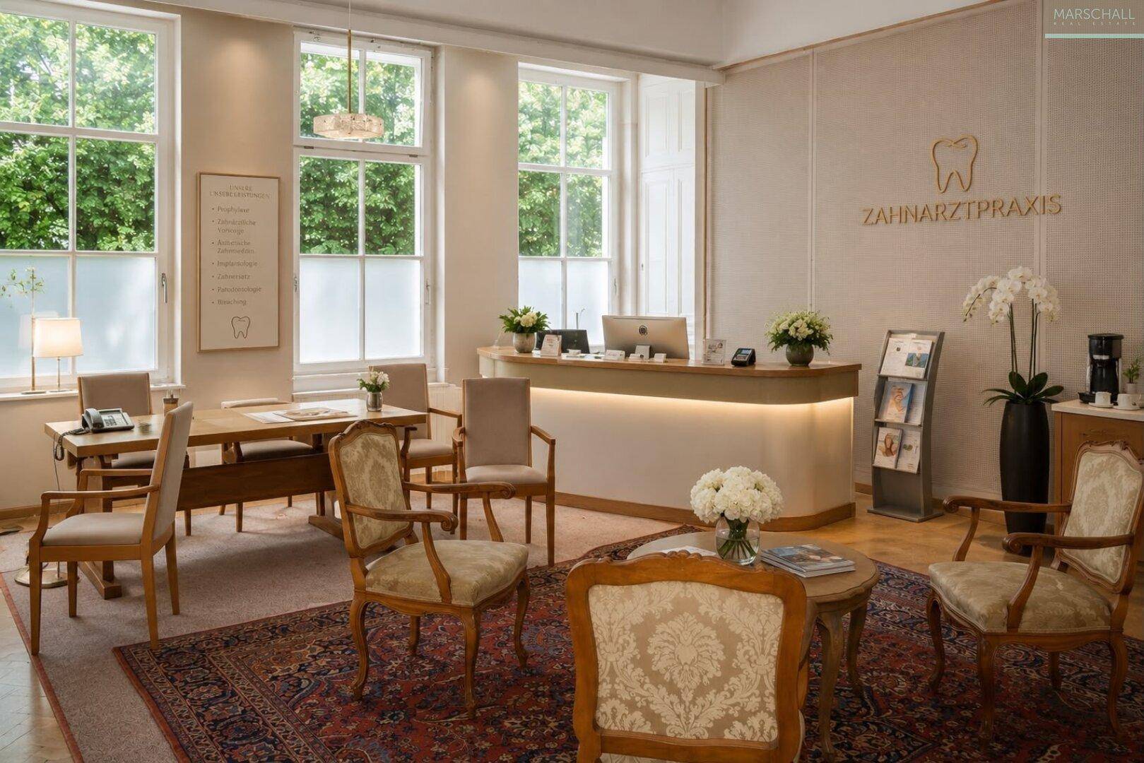 Elegante Empfangshalle einer Zahnarztpraxis mit großem Tresen, Sitzgelegenheiten und viel Tageslicht.