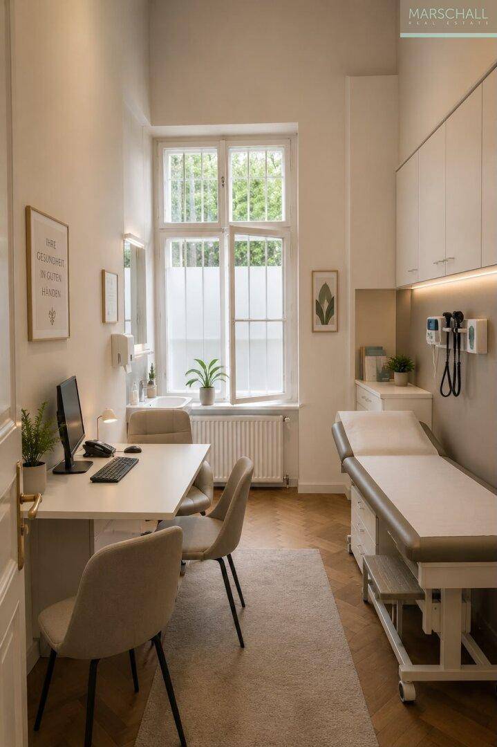 Helles Untersuchungszimmer mit Schreibtisch, Behandlungsbank und großem Fenster, modern eingerichtet.