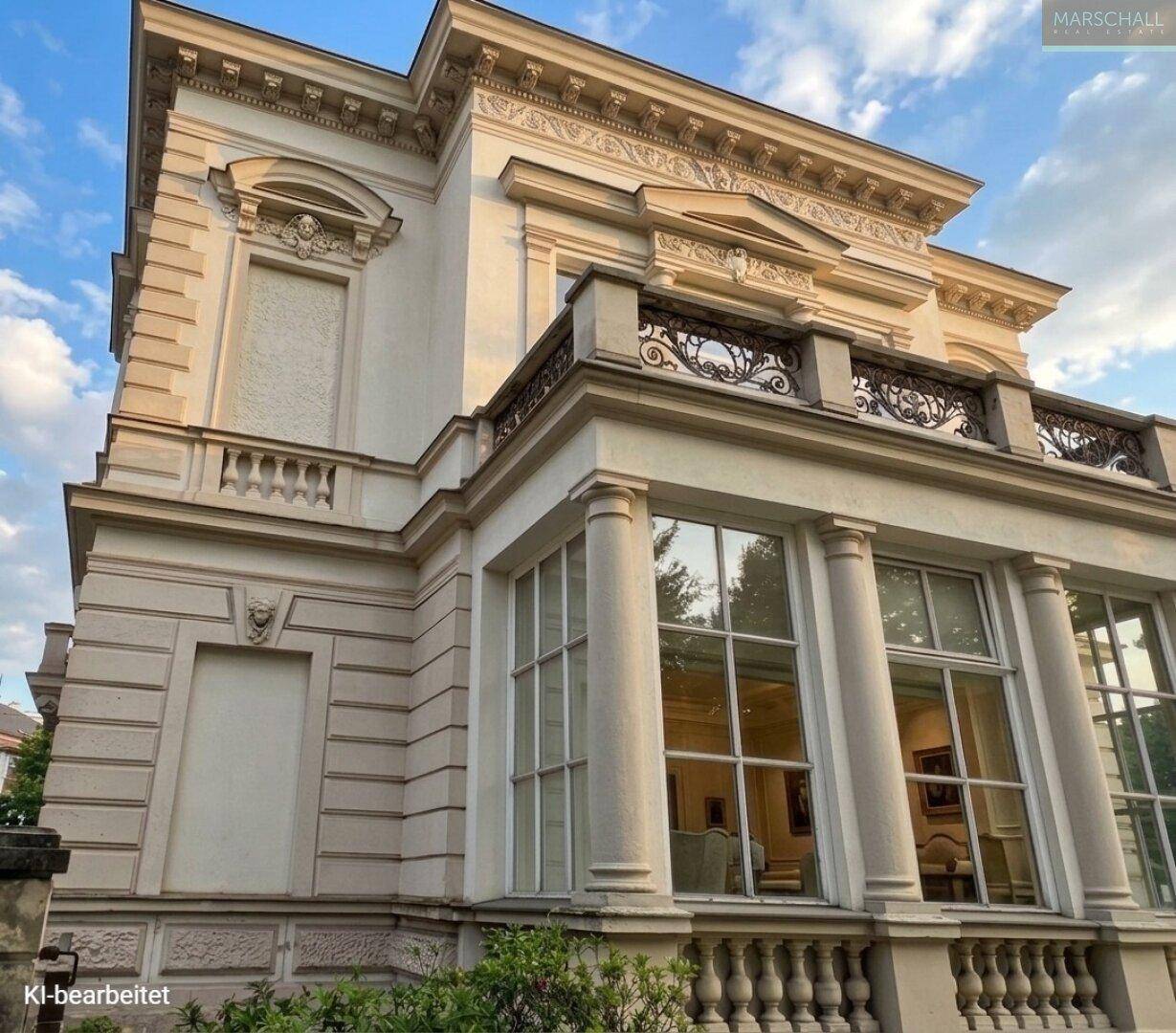Detailansicht der historischen Fassade mit großen Fenstern und dekorativen Elementen.
