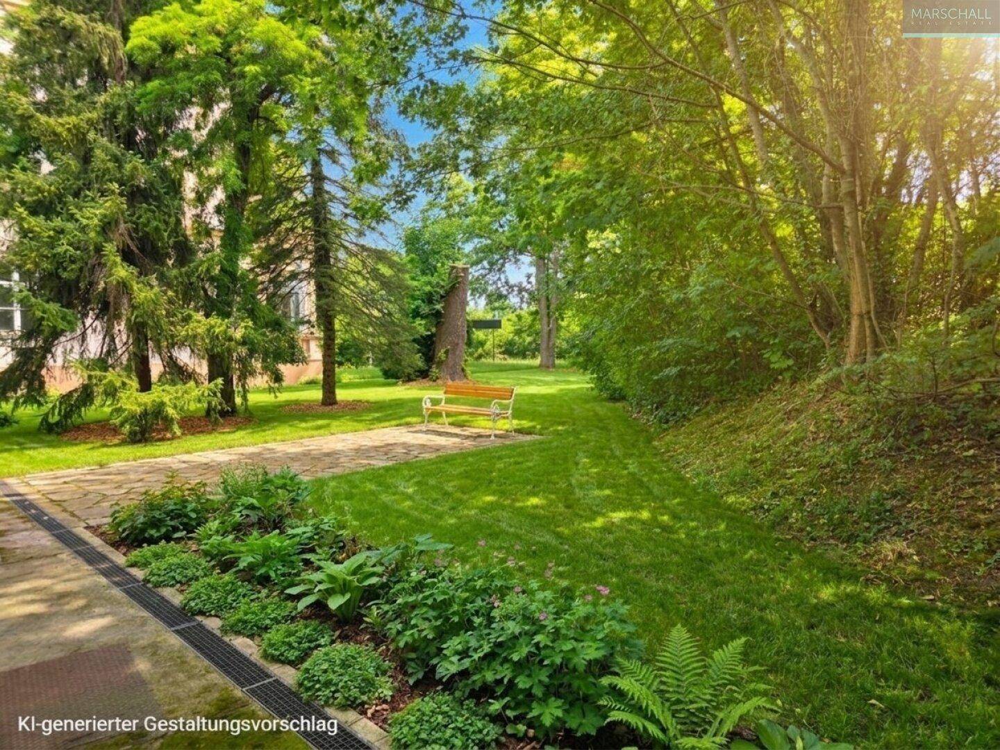 Weitläufige Rasenfläche im Garten mit altem Baumbestand und einer einladenden Parkbank.