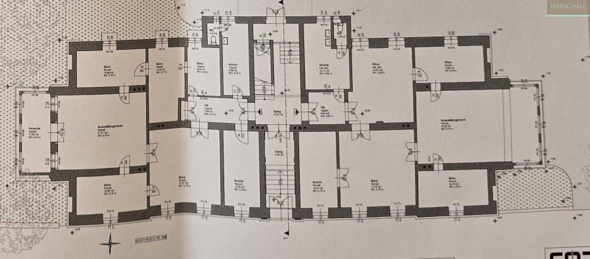 Detaillierter Grundriss des Erdgeschosses mit mehreren Wohneinheiten und Außenbereichen.