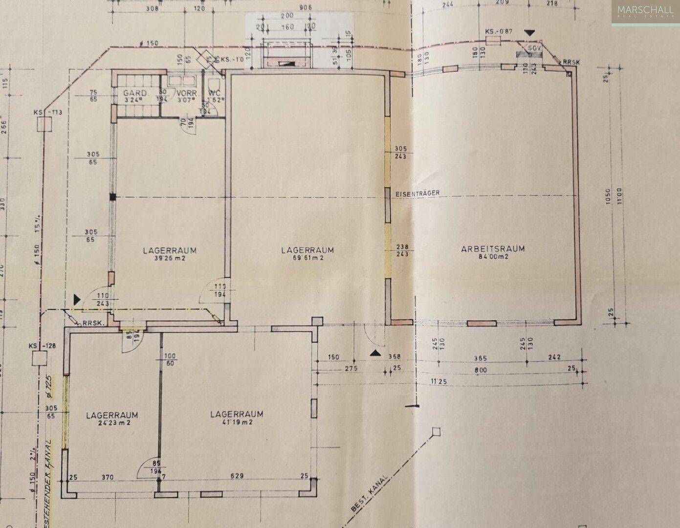Detaillierter Grundriss eines Lagerraums und Arbeitsbereichs mit genauen Maßangaben.