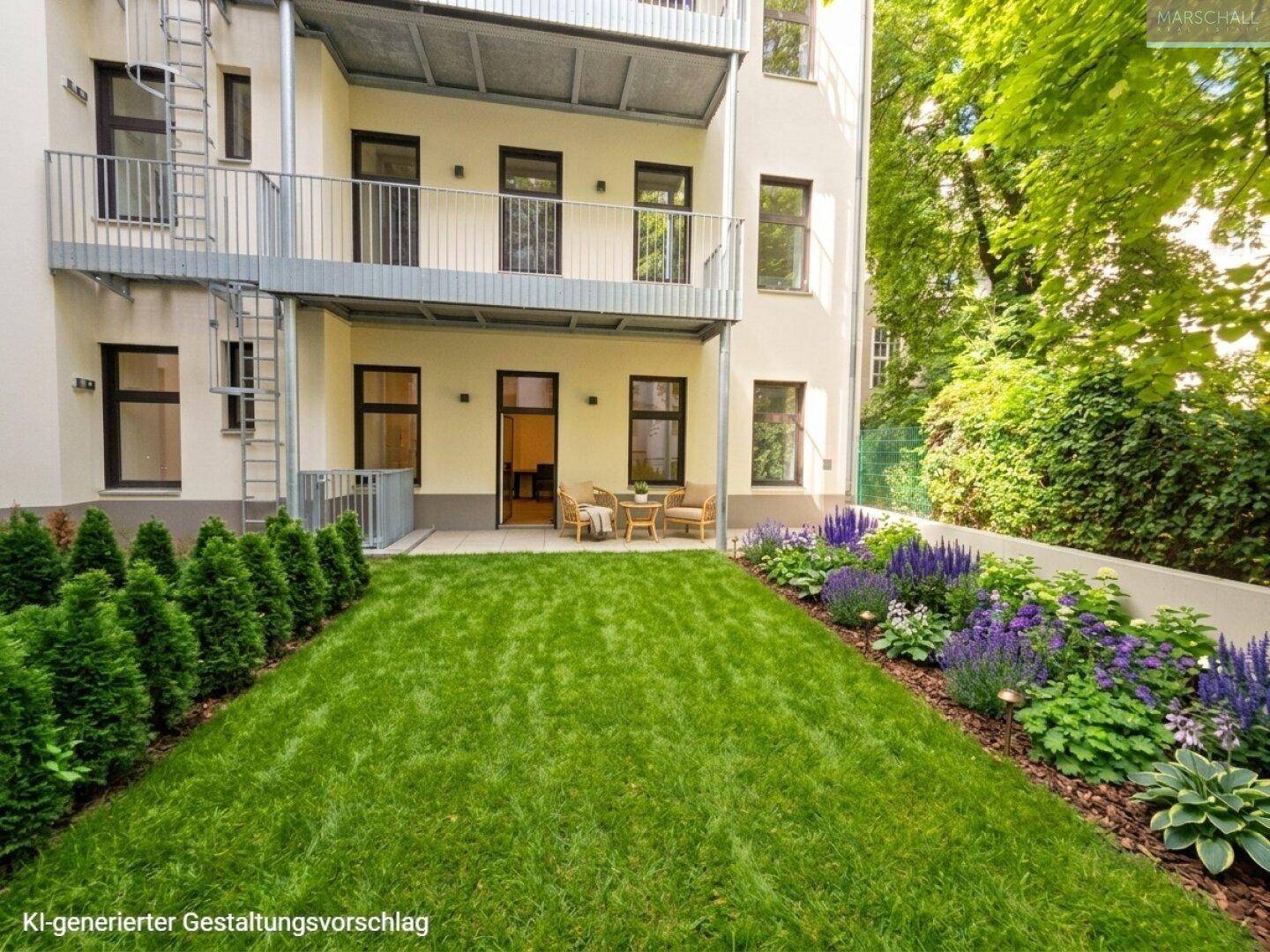 Hinterhofgarten mit Rasenfläche, Blumenbeeten und einer kleinen möblierten Terrasse.