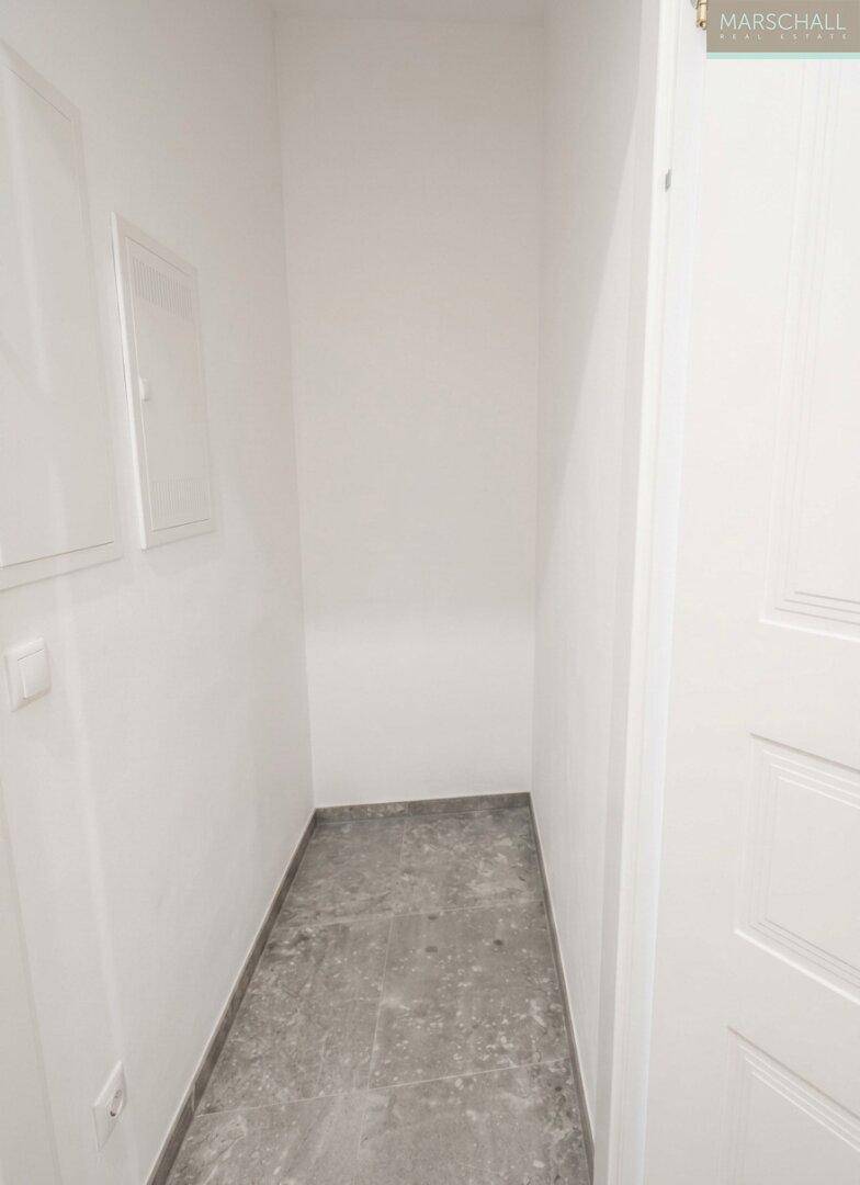Praktischer Abstellraum mit Fliesenboden, ideal für zusätzlichen Stauraum im Haushalt.