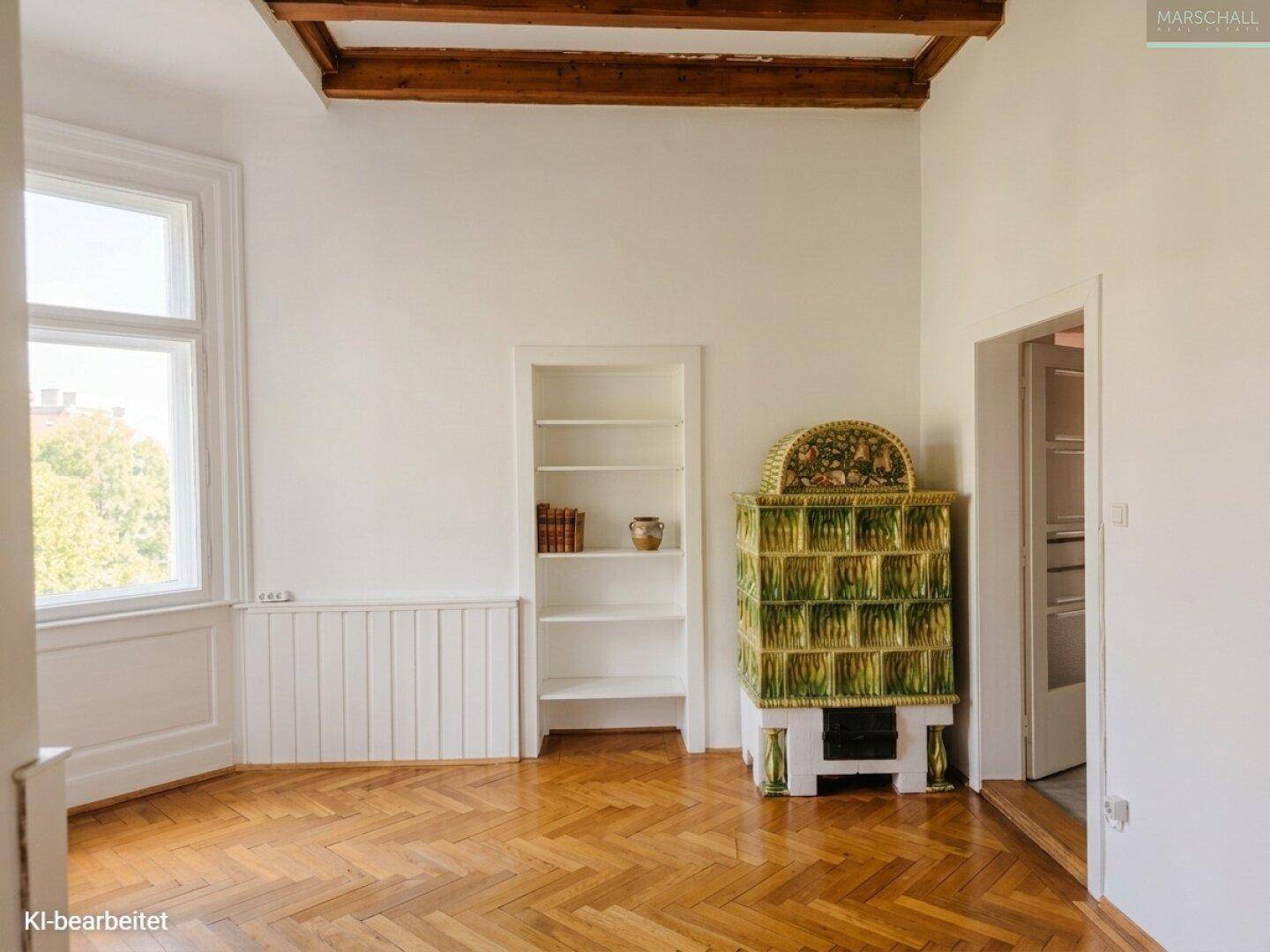 Gemütliches Zimmer mit Holzbalkendecke, Fischgrätparkett und traditionellem Kachelofen.