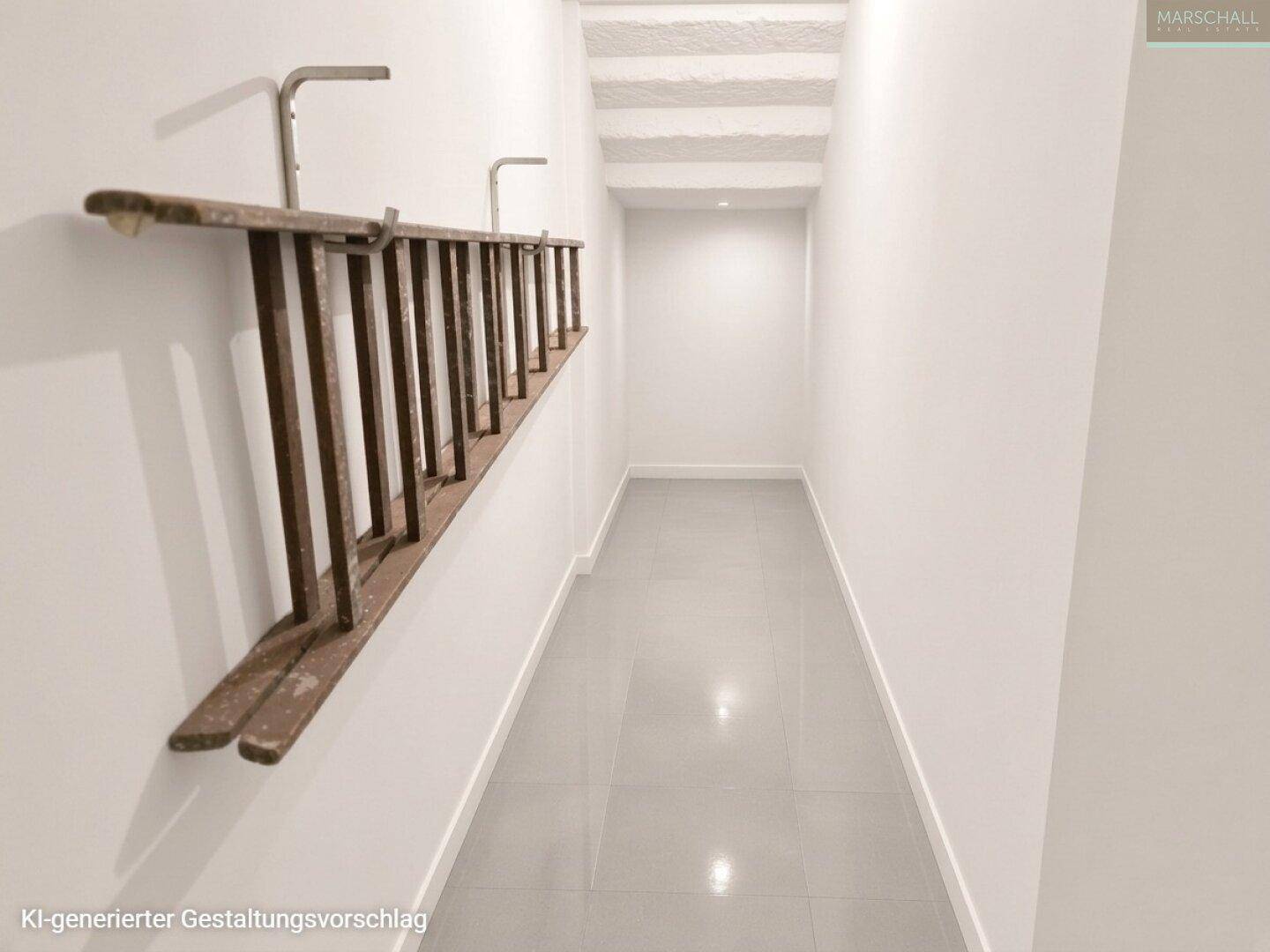 Schmaler Flur mit weißen Wänden, Fliesenboden und einer dekorativen Holzleiter an der Wand.