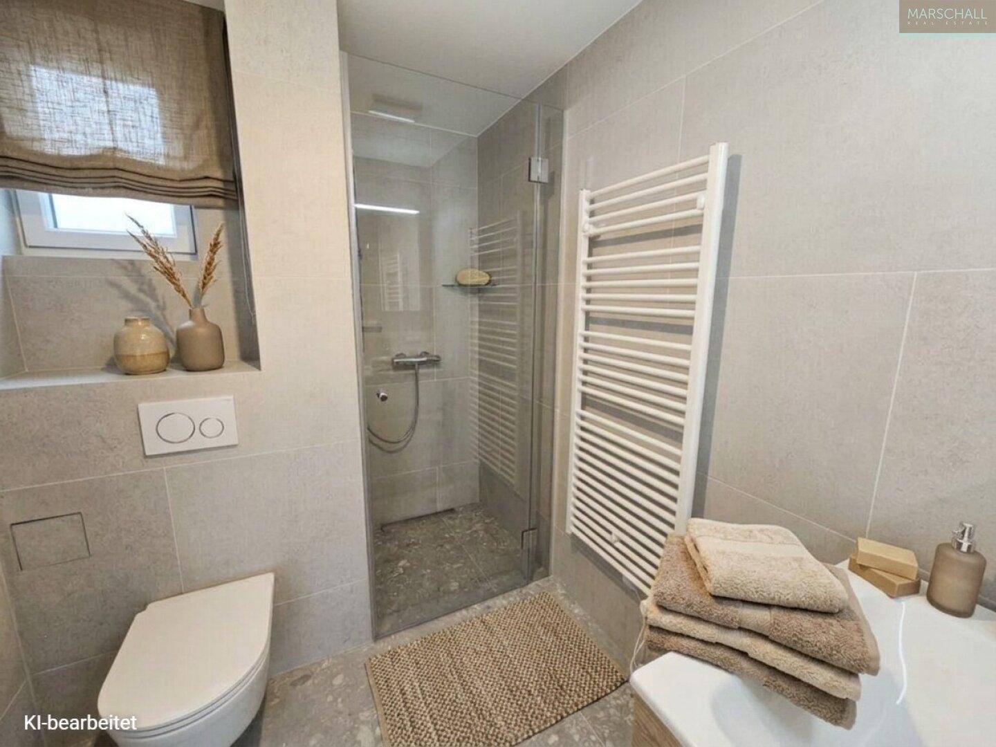 Modernes Badezimmer mit begehbarer Dusche, WC und beheiztem Handtuchhalter.