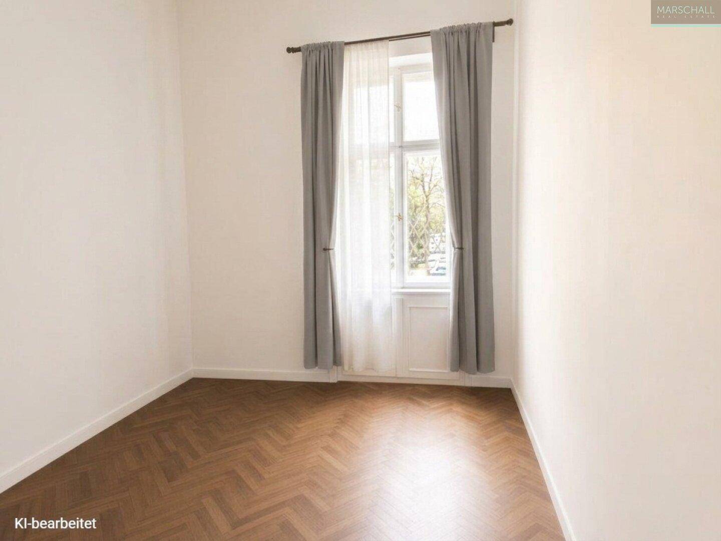 Helles Zimmer mit Fischgrätparkett und einem Fenster mit Vorhängen, bereit zur individuellen Gestaltung.