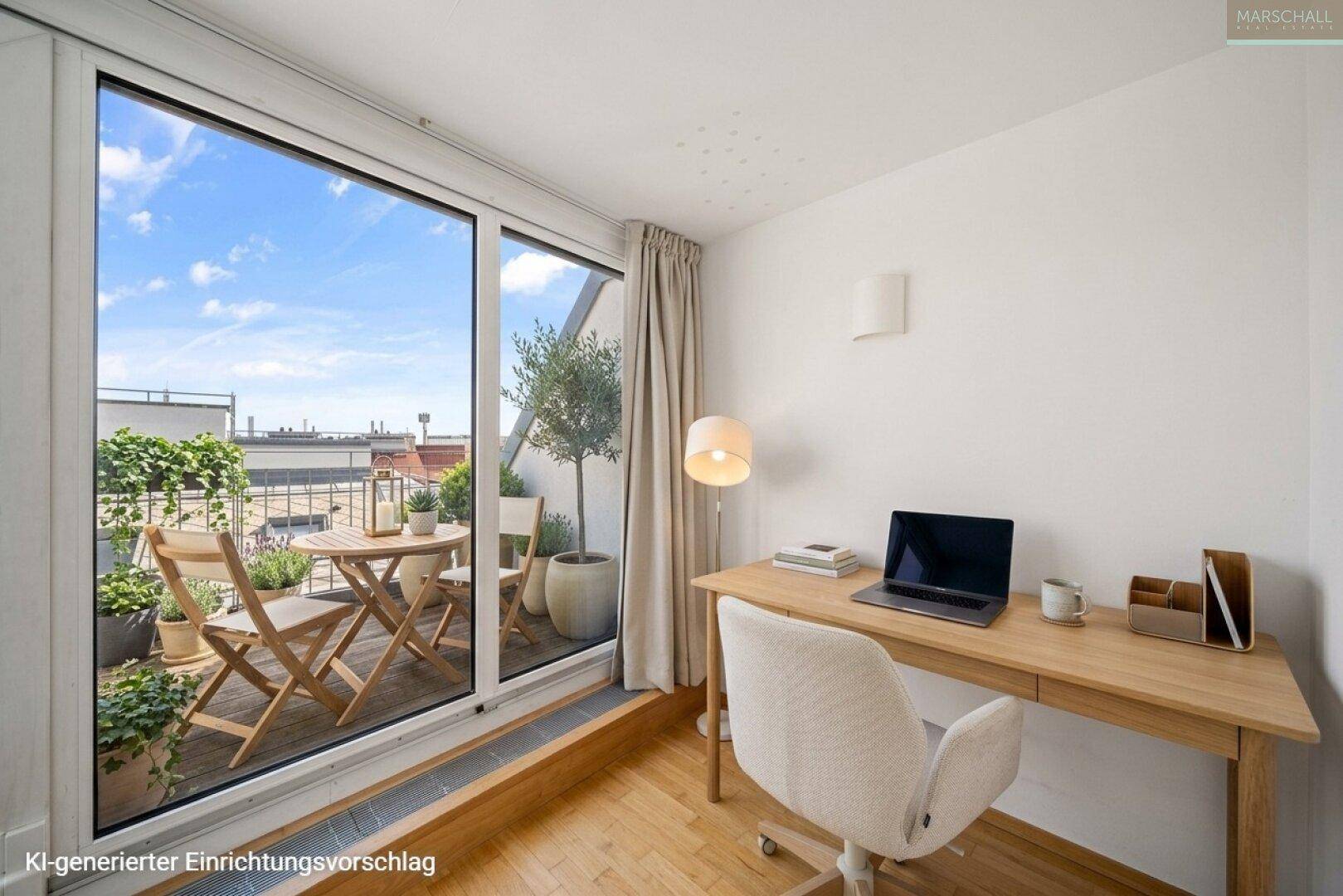 Heller Arbeitsbereich mit Holztisch, Bürostuhl und großem Fenster mit Zugang zu einem möblierten Balkon.