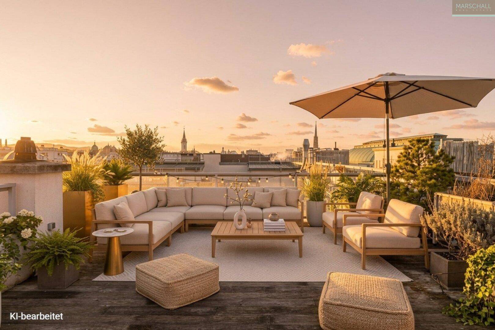 Möblierte Dachterrasse mit Lounge-Bereich, Stadtblick und stimmungsvollem Sonnenuntergang.