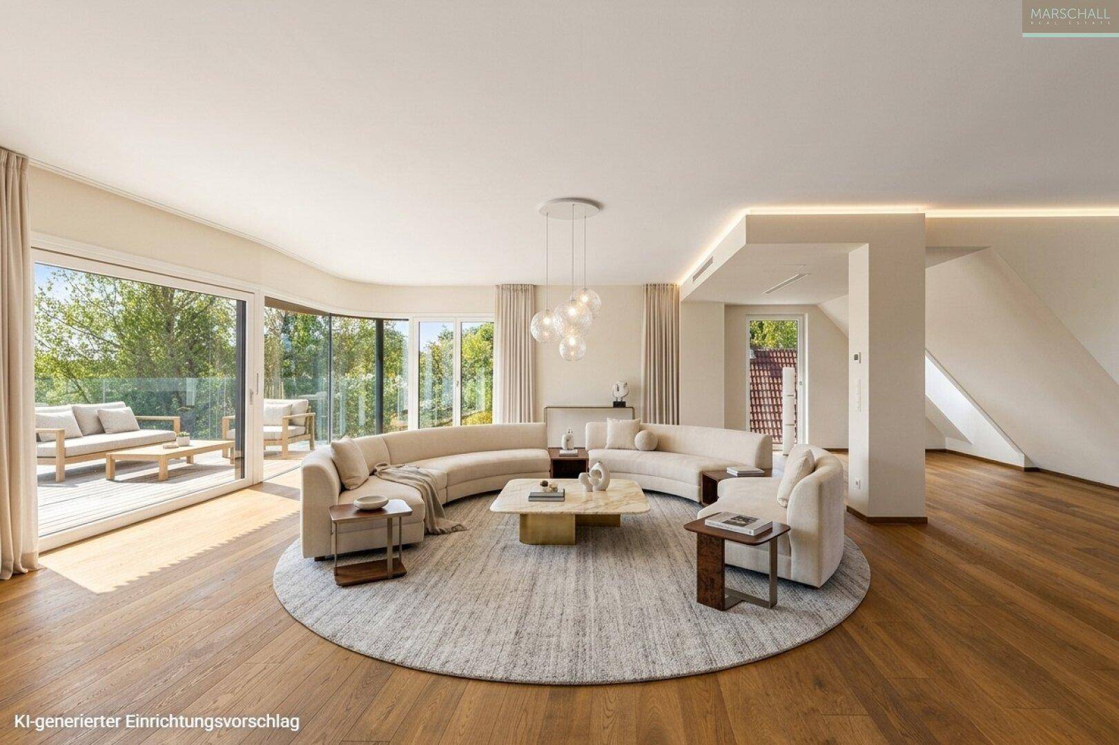 Helles, modernes Wohnzimmer mit geschwungenem Sofa, Holzboden und großen Fenstern mit Zugang zur Terrasse.