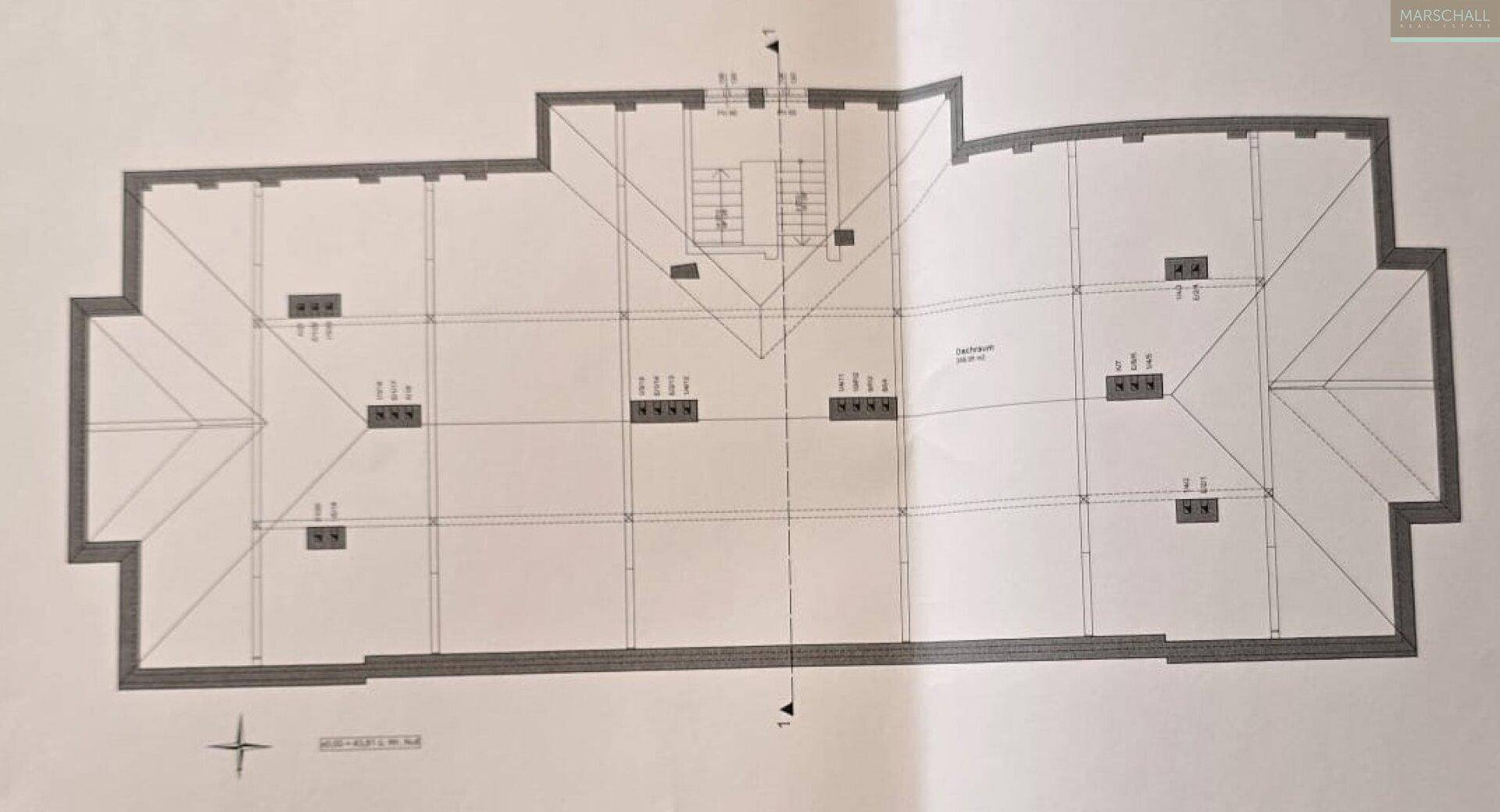 Dachgeschoss-Grundriss mit deutlichen Dachschrägen und einem zentralen Treppenhaus, ideal für zukünftigen Ausbau.