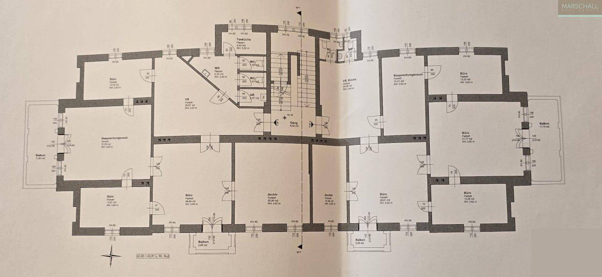 Detaillierter Grundriss einer Wohnetage mit mehreren Apartments, zentralem Zugang und Außenbereichen an den Enden.