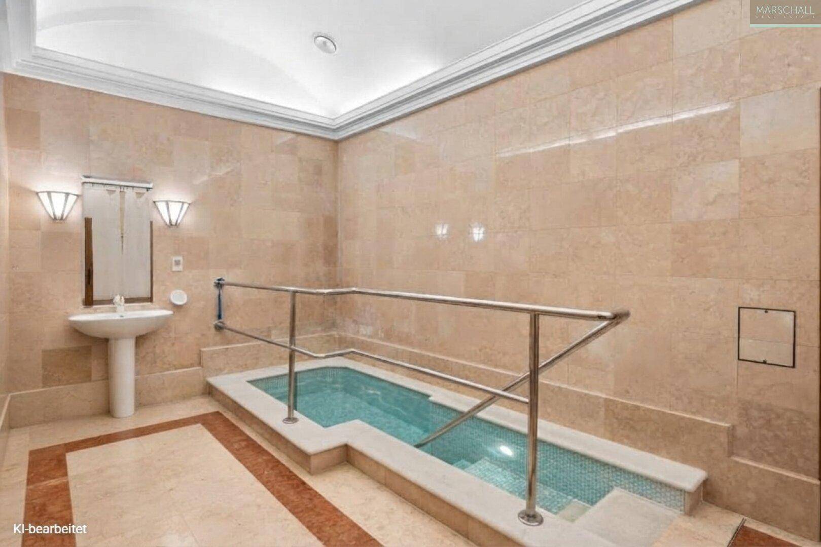 Kleiner Wellnessbereich mit Tauchbecken, Haltegriffen und eleganten Fliesen für Entspannung.