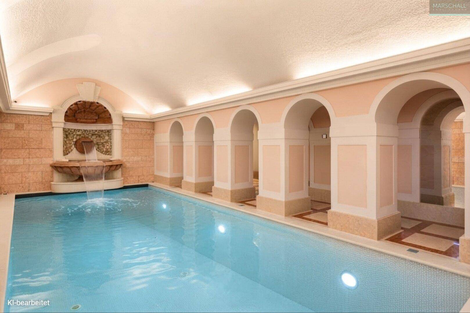 Exklusiver Innenpoolbereich mit eleganten Bögen, einem dekorativen Brunnen und entspannender Atmosphäre.