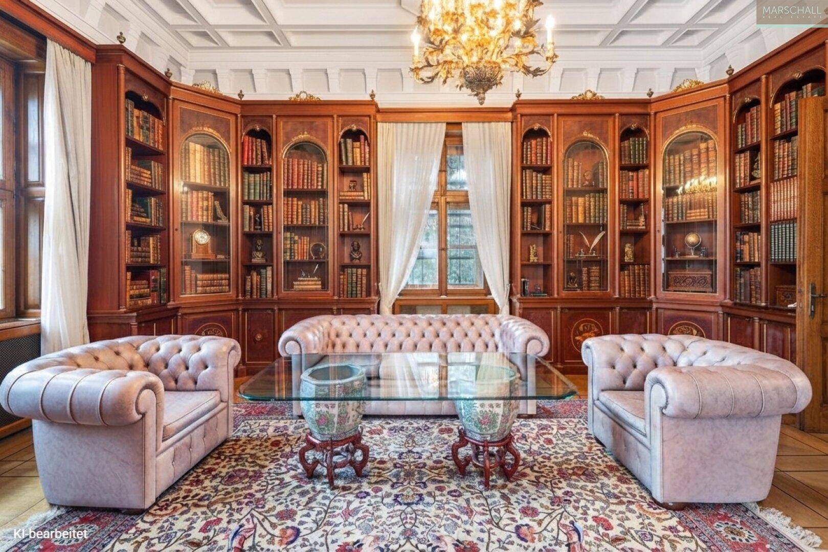 Elegante Bibliothek mit raumhohen Holzregalen, klassischen Ledersofas und einem prunkvollen Kronleuchter.