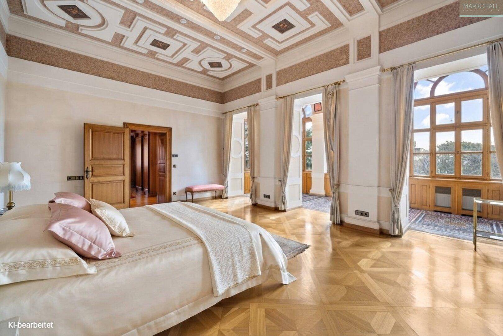 Helles Schlafzimmer mit elegantem Parkett, hohen Decken und großen Fenstern, die viel Tageslicht hereinlassen.