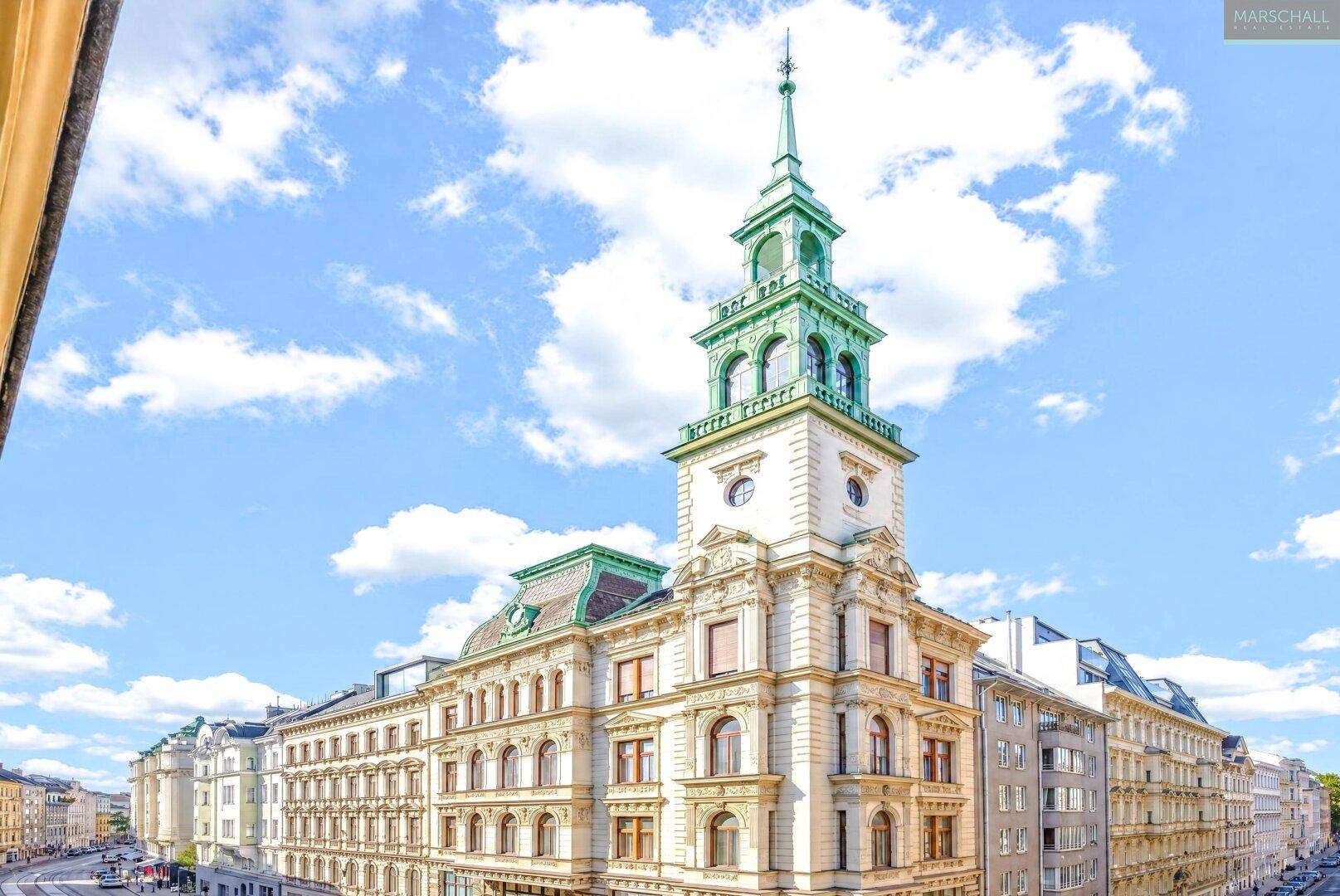 Prachtvolles historisches Gebäude mit markantem Turm unter blauem Himmel.