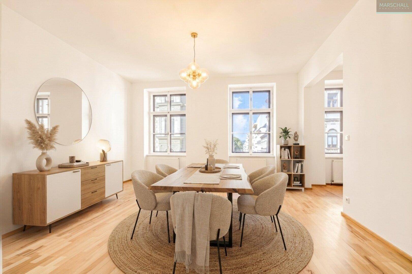 Eleganter Essbereich mit Holztisch, bequemen Stühlen und einem runden Teppich.