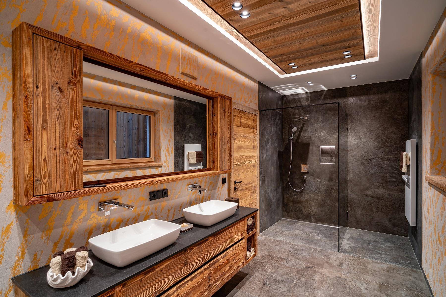 Elegantes Badezimmer mit Doppelwaschbecken, begehbarer Dusche und modernen Fliesen.