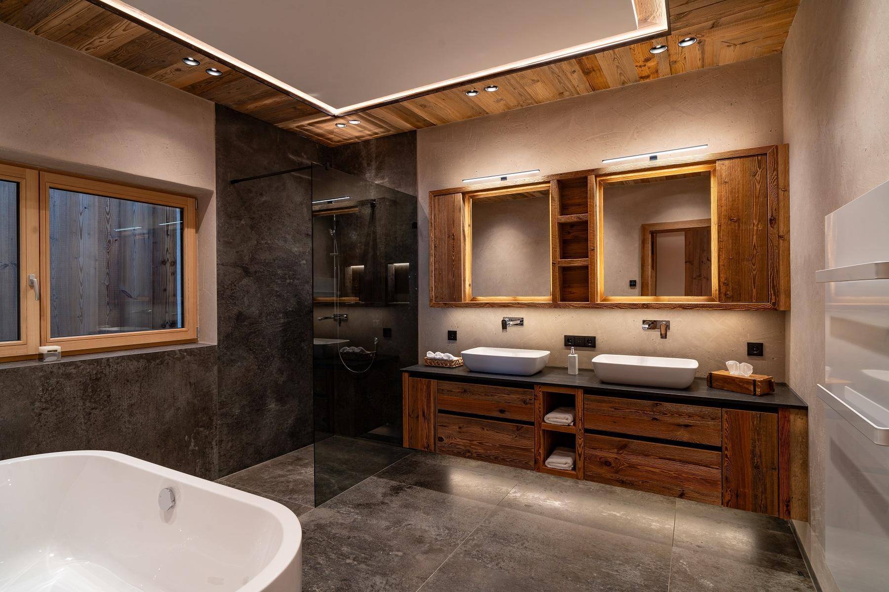 Modernes Badezimmer mit Doppelwaschbecken, Badewanne und begehbarer Dusche.