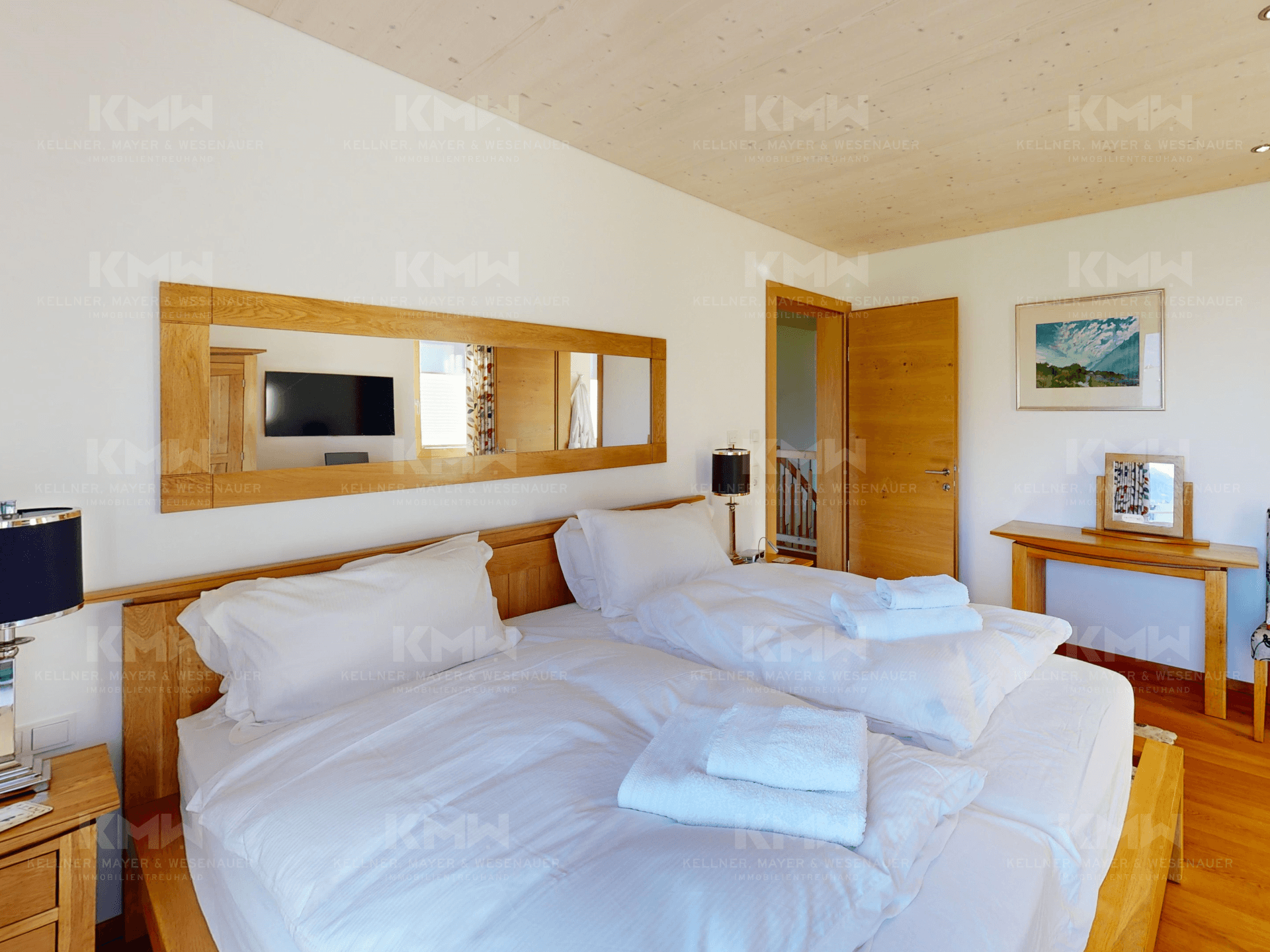 Gemütliches Schlafzimmer mit Doppelbett, Holzboden und Holzdecke.