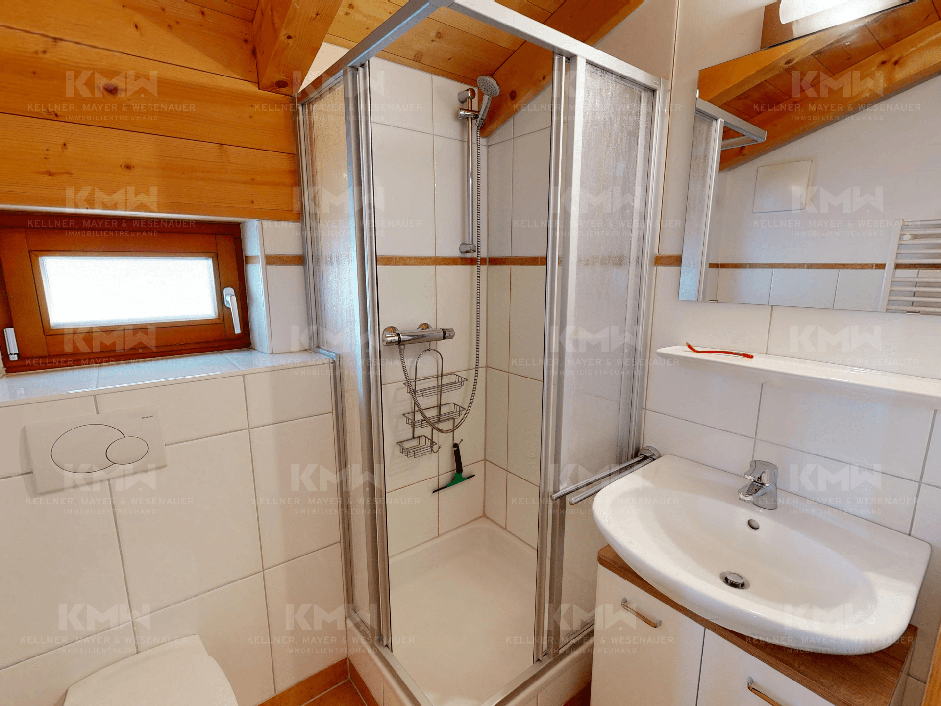Modernes Badezimmer mit Duschkabine, Waschbecken und Fenster für natürliche Belüftung.