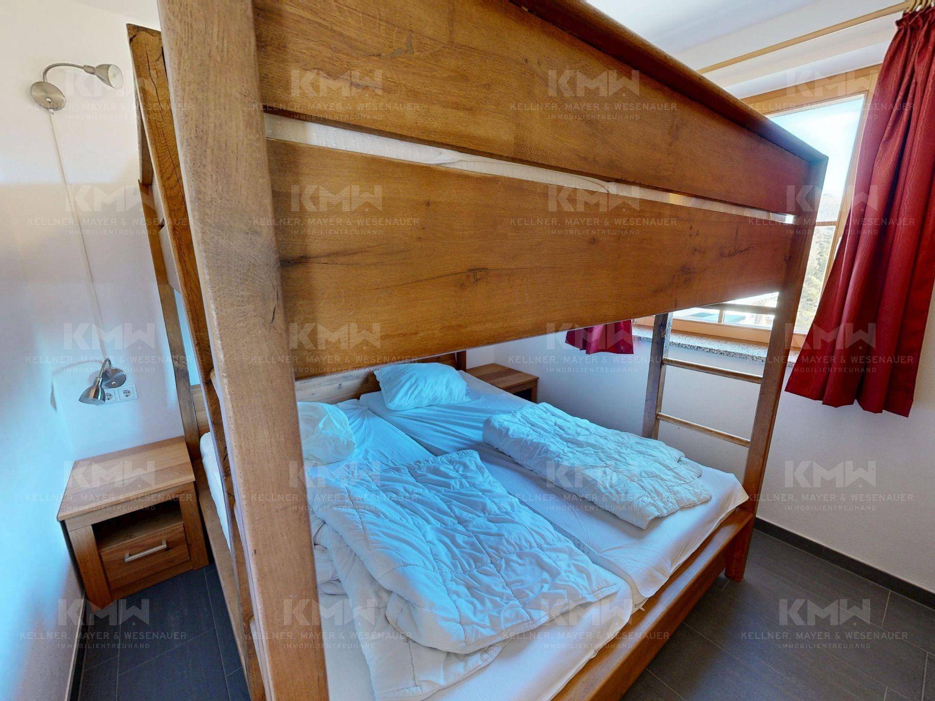 Kinderzimmer mit stabilem Holz-Etagenbett und Nachttisch, ideal für Familien.