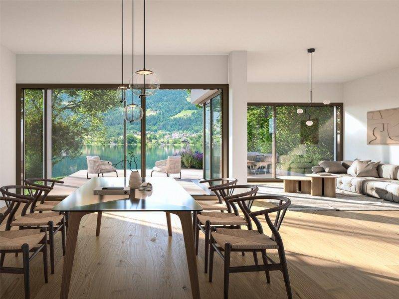Heller Wohn-Essbereich mit Holzboden, modernen Möbeln und Panoramablick auf den See.