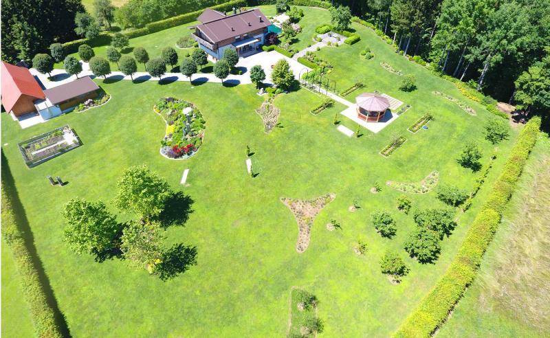 Luftaufnahme des weitläufigen Anwesens mit Haupthaus, Nebengebäude und großzügiger Gartenanlage.