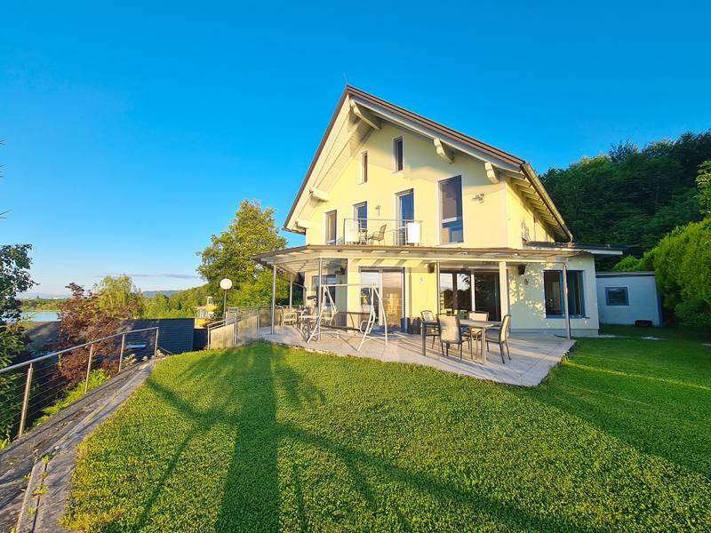 Attraktive Seevilla mit großer Terrasse und gepflegtem Garten in sonniger Hanglage.