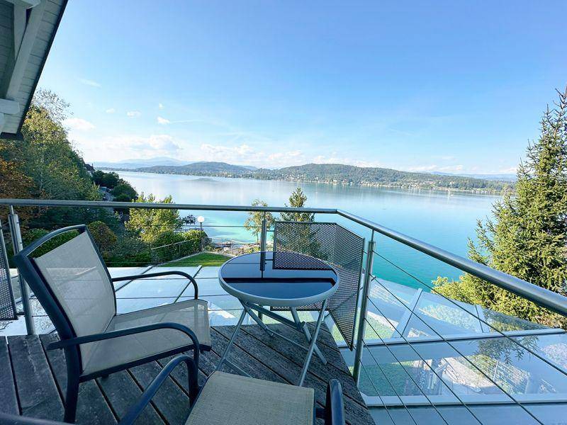 Balkon mit Holzboden und Sitzgelegenheiten bietet einen atemberaubenden Panoramablick auf den See.
