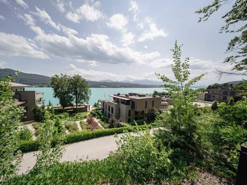 Weitläufige Wohnanlage in grüner Umgebung mit mehreren Gebäuden und herrlichem Seeblick.