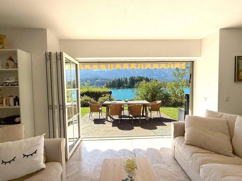 Lichtdurchfluteter Wohnbereich mit Blick auf die Terrasse und den See, ideal für Entspannung.
