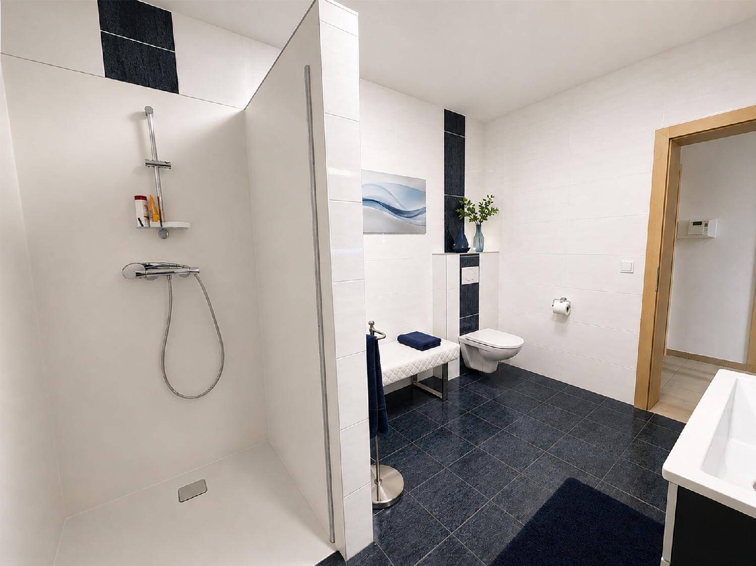 Modernes Badezimmer mit ebenerdiger Dusche, blauen Fliesen und weißer Einrichtung.