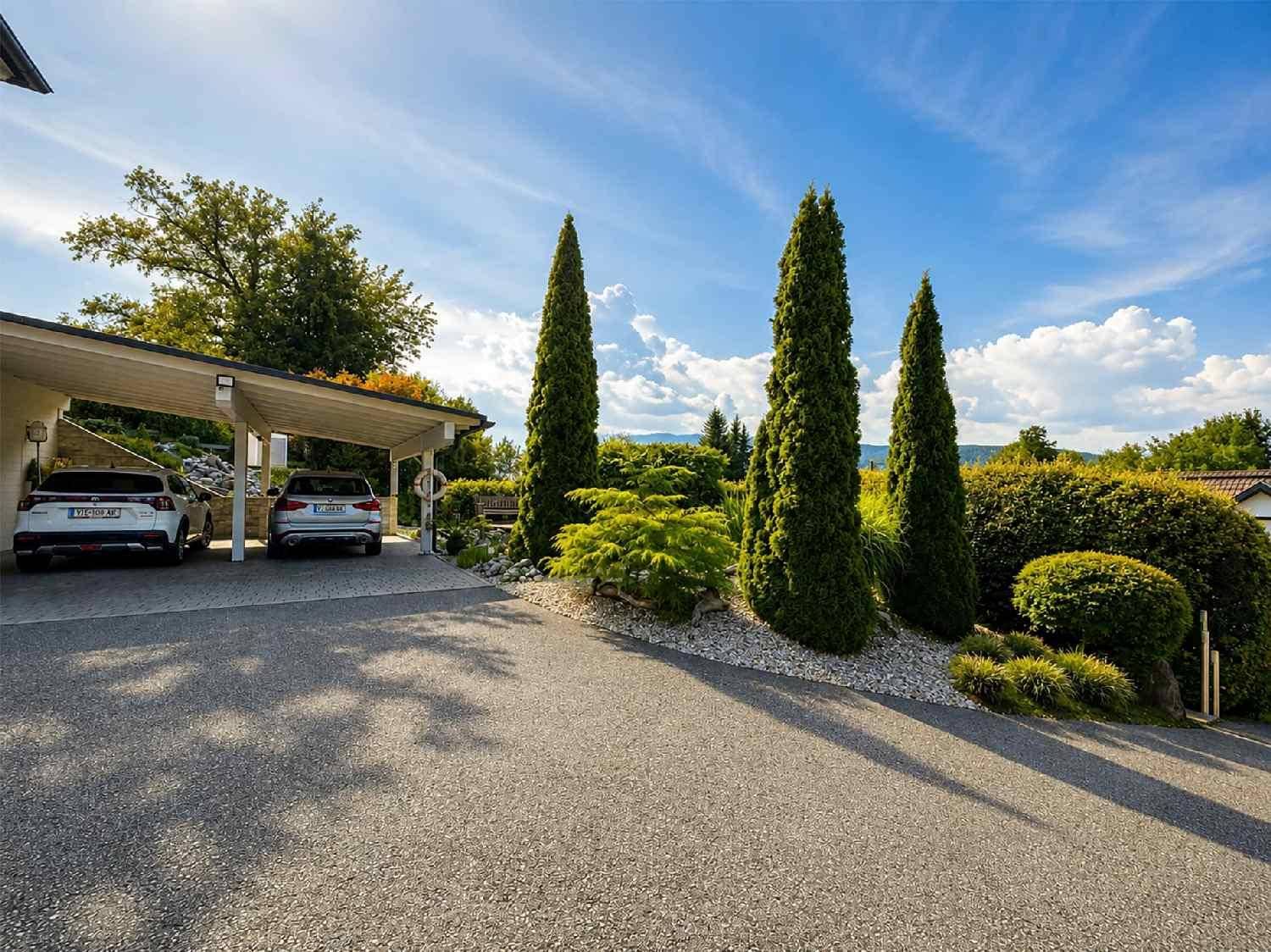 Geräumiger Carport mit zwei Stellplätzen und gepflegter Auffahrt.
