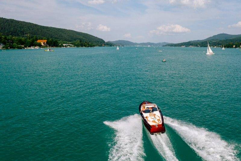 Motorboot am See