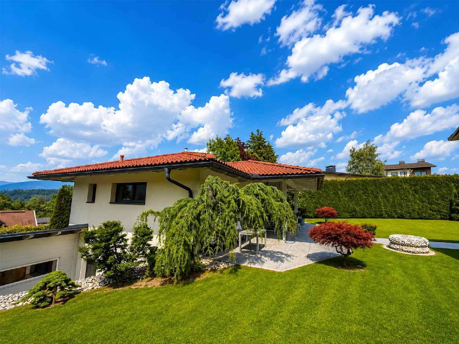 Gepflegtes Einfamilienhaus mit weitläufigem Garten und sonniger Terrasse.