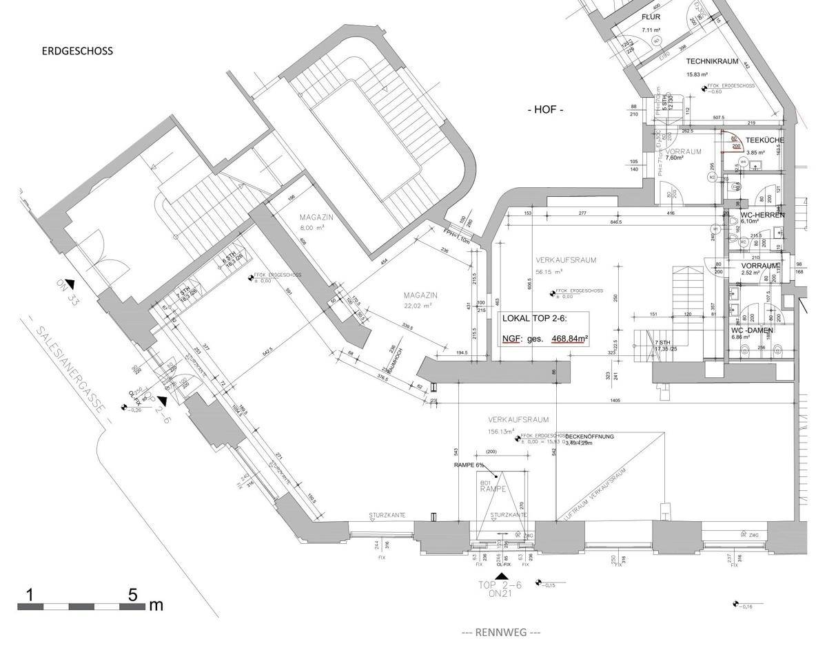 Grundriss des Erdgeschosses mit Verkaufsräumen, Magazinen und Toiletten, inklusive einer Rampe.